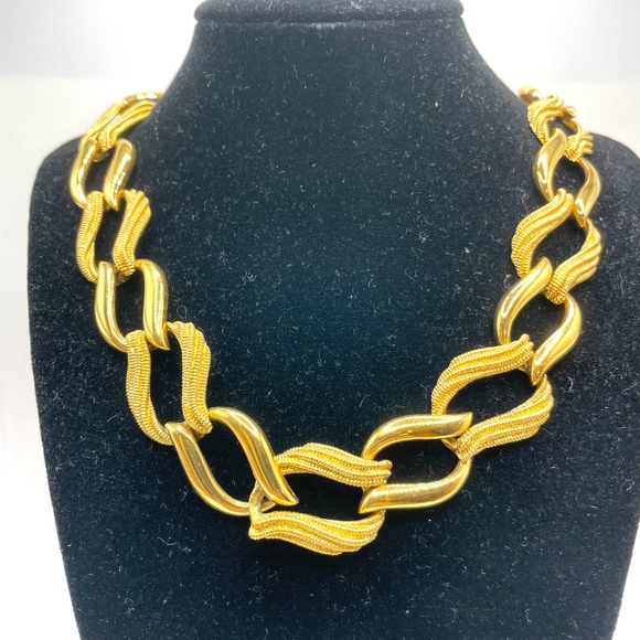 Napier Signed Vintage Polished Textured Gold Tone Wave Link Choker Necklace - Picture 1 of 9